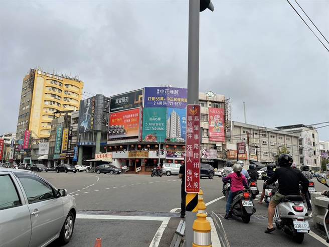 彰化县警局交通队今天在21处易肇事路口设置告示牌，揭露该路口真实车祸伤亡数据。（彰化县警局提供）