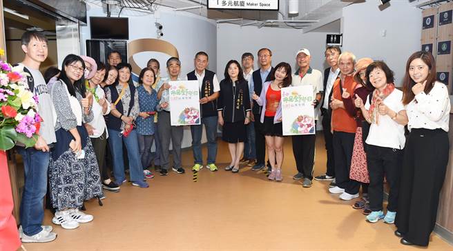 静宜大学承接台中市中区区公所计画，于「台中跨境体验示范基地」开办长青学苑12门课程，共吸引约400人参加。（静宜大学提供）