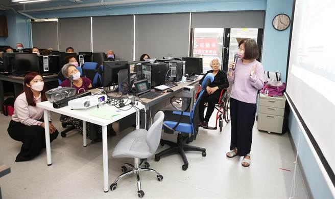 静宜大学「中区长青学苑」除开设语言、音乐、花艺、健身、绘画等丰富多元课程，并导入水电及手机平板运用等实用技能。（静宜大学提供）