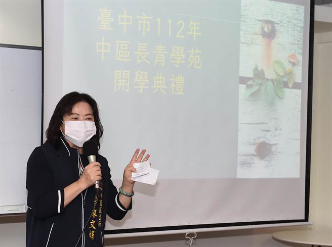 参与静宜大学「中区长青学苑」能增添生活乐趣，认识志同道合及跨领域的乐龄朋友。（静宜大学提供）