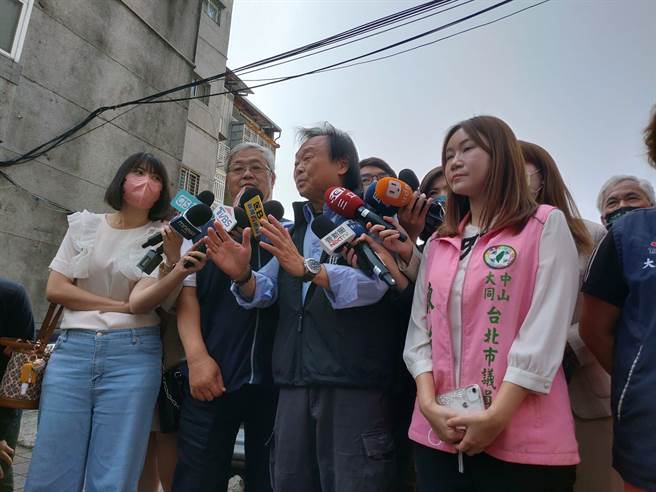 民进党台北市议员王世坚被同党立委何志伟，意外曝光曾和中常委黄承国通电话。王世坚解释，黄承国关心他是否知道白沙屯妈祖遶境一事，通话仅几十秒。（刘彦宜摄）