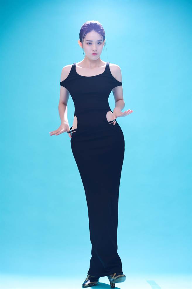 邱偲琹对镜头性感放电，展示性感S曲线毫不扭捏。黑色无袖针织连衣裙8万1900元、GUCCI Horsebit 1955 黑色迷你手提包10万800元。（摄影／JOJ PHOTO）