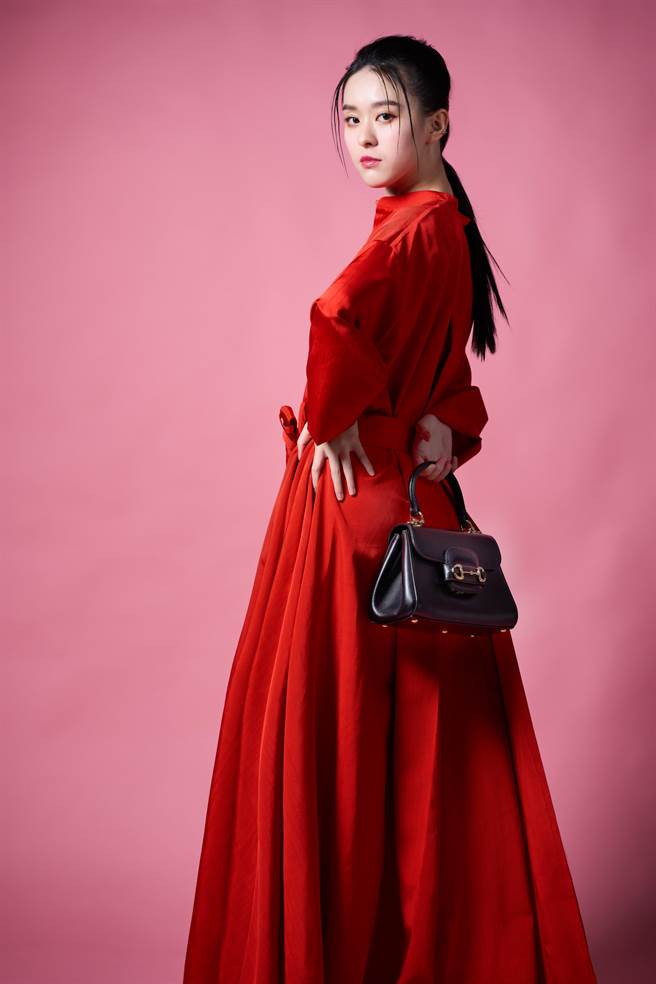 邱偲琹举手投足散发气质魅力，百变样貌随兴切换蕴藏无限潜力。GUCCI红色长袖大衣11万2600元、黑色细肩带内衬裙4万9400元、蟒蛇纹中跟靴价格店洽。（摄影／JOJ PHOTO）