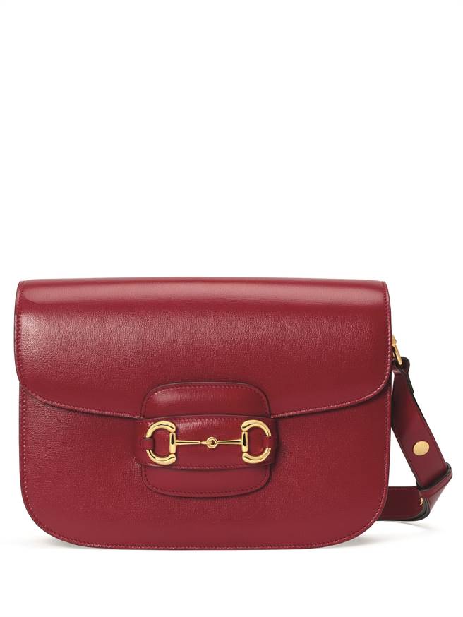 GUCCI  Horsebit 1955系列红色小型肩背包，10万8000元。（GUCCI提供）