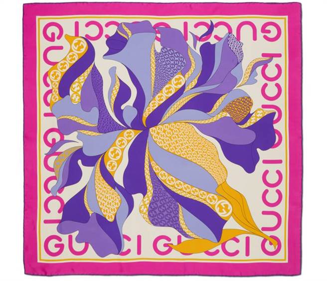 GUCCI FLORA紫色朱槿印花方巾，1万7600元。（GUCCI提供）
