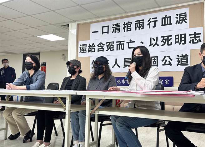 国民党立委王鸿薇与台北市议员应晓薇，11日与日前于巴西轻生的圣保罗办事处王姓组长的家属一同出面召开记者会，控诉办事处长冯光中于调查报告中公然说谎。（中时资料照 丁上程摄）