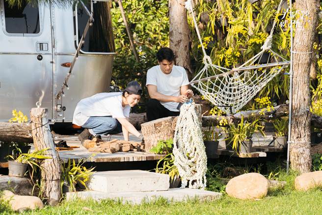 万能的凤小岳（右）受到网友讚赏。（TVBS提供）