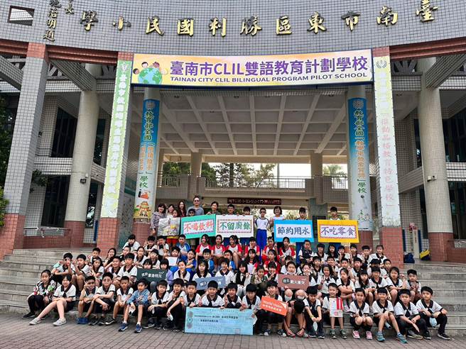 台南市东区胜利国小发起「不吃零食、不喝饮料、不留厨余、要珍惜用水」的「三不一要」行动，全校师生共省下3万3700元，响应台湾世界展望会「飢饿30」人道救援行动。（世展会提供／洪荣志台南传真）