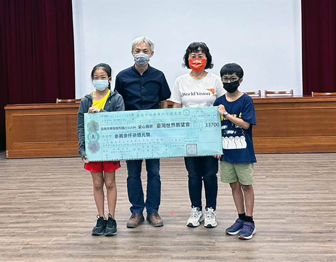 台南市东区胜利国小发起「不吃零食、不喝饮料、不留厨余、要珍惜用水」的「三不一要」行动，全校师生共省下3万3700元，响应台湾世界展望会「飢饿30」人道救援行动。（世展会提供／洪荣志台南传真）