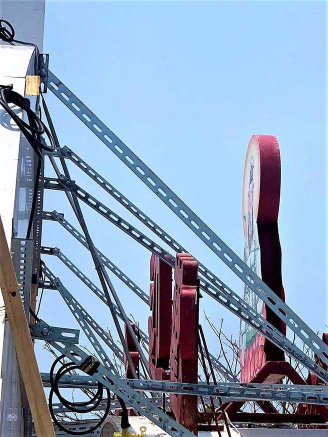 旅游处长陈美龄说明，主办单位事前有跟观音亭主委会勘获得同意施作，而且只做拱门外侧，在内侧还是可以看到观世音菩萨的神像。（张茂雄摄）