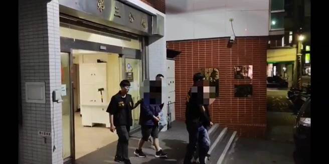 警方将王男与姚女移送法办。（警方提供）