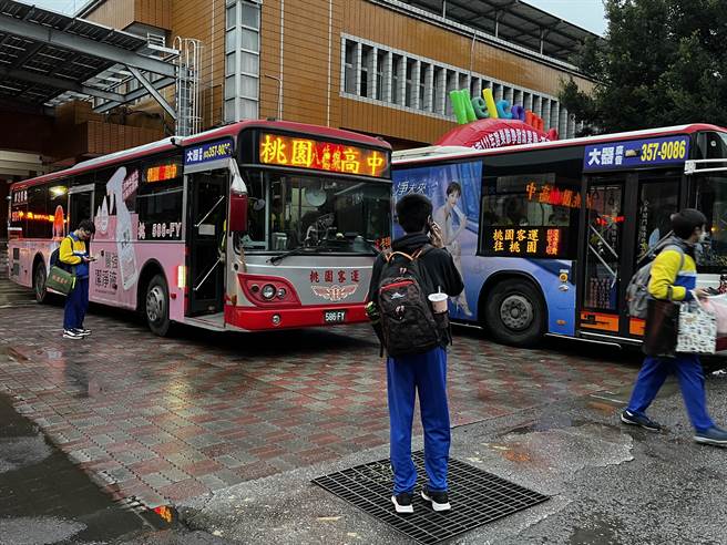 桃园因为招不到公车驾驶，多条学生专车路线恐面临裁撤。图为学生搭乘学生专车示意图，与本新闻无关。（桃园市教育局提供／陈梦茹桃园传真）