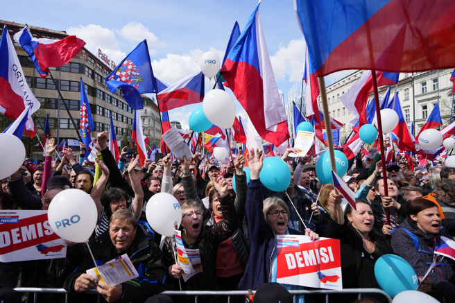 這場「捷克反貧窮」的示威活動，是由在國會無席次的小型政黨PRO所發起，PRO批評總理費亞拉（Petr Fiala）的中間偏右政府，對能源危機處理不當。（圖/ 美聯社）