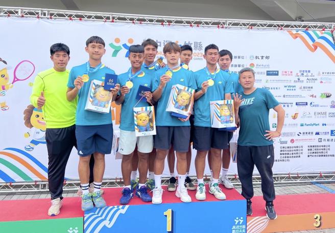 
高雄市参加112年全国中等学校运动会网球比赛传捷报，其中新庄高中蝉联高男团体四连霸。(高雄市教育局提供)