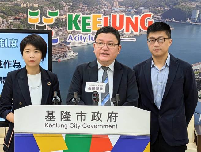 基隆市政府秘书长方定安（图中）表示，为吸引产业投资基隆，基隆市政府决意简化都审流程。（张志康摄）