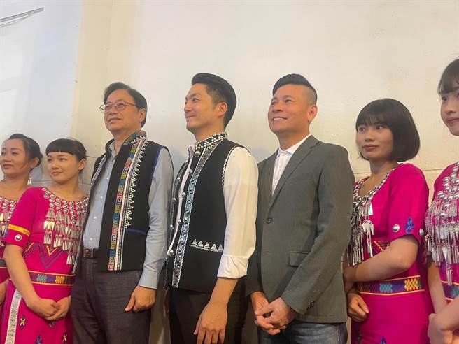 桃园龙冈米干节首次于台北市举办记者会，台北市长蒋万安大啖美食，成为特色美食的另类代言人。蒋万安表示，龙冈米干节来台北推广就对了，北市是多元包容的城市，欢迎各县市的特色文化和美食。（刘彦宜摄）