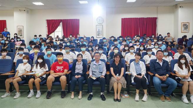 石化事业部今（17）日前往在高雄林园高中举办「净零减排中油高值化专题演讲」，带领学子更清楚国际减碳趋势及中油的实际作为。（柯宗纬翻摄）