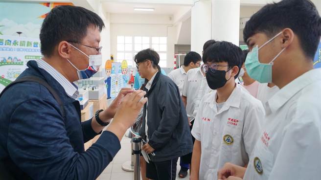 演讲者中油炼研所陈彦旭专案经理向同学介绍现场展览内容。（柯宗纬翻摄）