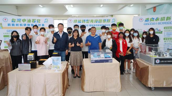 石化事业部今（17）日前往在高雄林园高中举办「净零减排中油高值化专题演讲」，带领学子更清楚国际减碳趋势及中油的实际作为。（柯宗纬翻摄）