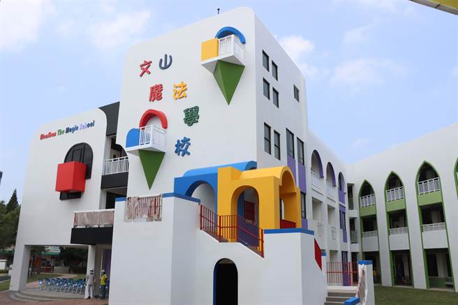 新校舍打造主题式哈利波特魔法学校情境。（苗栗县政府提供／李京升苗栗传真）
