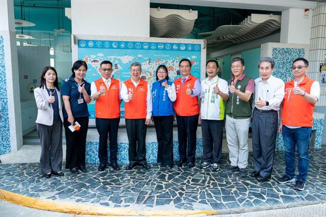 行政院长陈建仁（左四）到云林县视察学校厕所，认为厕所是公共卫生中最重要的一环。（行政院提供／张朝欣云林传真）