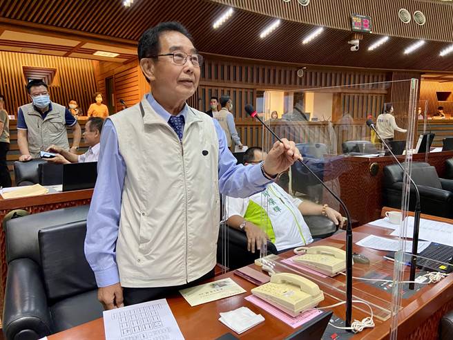 宜兰县议会今（17日）召开临时会，遭民进党县议员吴宏谋质疑，宜兰县都没人才了吗？（吴佩蓉摄）