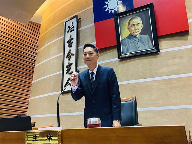 首次上主席台的议长张胜德表示，在审议的过程中会秉持沟通与协调，不分党派取得共识，一起为县民最大福祉努力。（吴佩蓉摄）