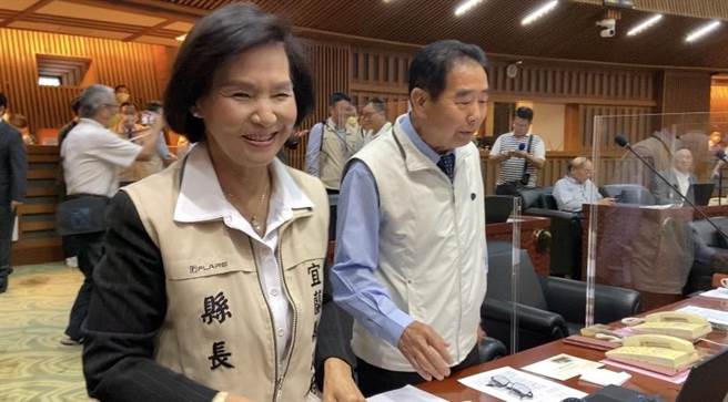 宜兰县长林姿妙（左）于会议休息空檔与县议员吴宏谋（右）沟通。（吴佩蓉摄）