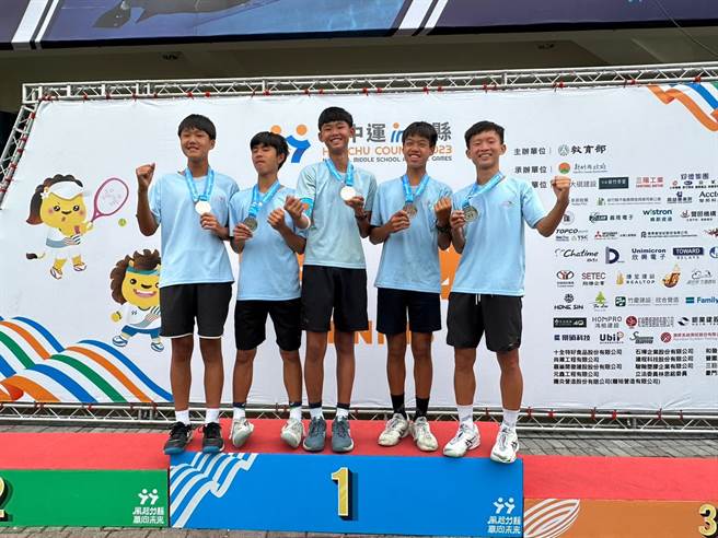 新竹市三民国中网球队拿下112年全国中等学校运动会网球赛事银牌，创下竹市全中运网球40年来最佳成绩。（新竹市政府提供／陈育贤新竹传真）
