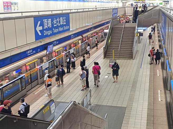 大眾運輸免戴口罩第一天，但實際觀察搭乘捷運、公車的民眾，仍有超過9成的人緊戴口罩。（王家瑜攝）