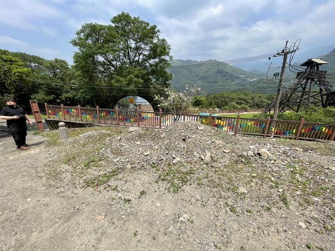 桃園市復興區樂信瓦旦紀念公園可見垃圾及土堆，民眾期盼相關單位應做好維護管理。（呂筱蟬攝）