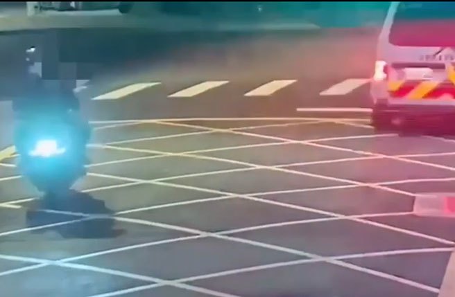 中年男子持刀追逐一对骑机车年轻男女。(影片翻拍)