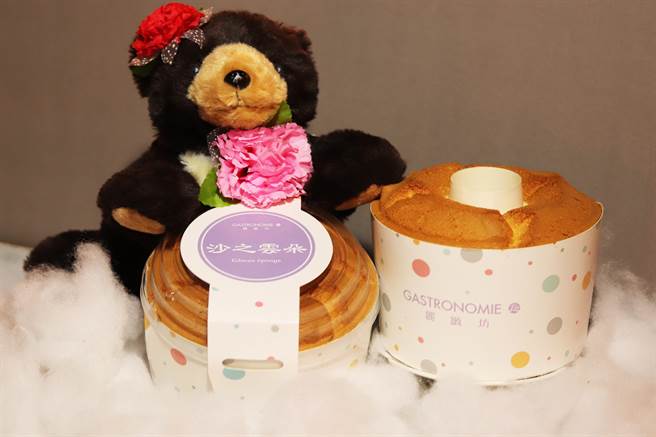 「丽致熊母亲节组」由丽致坊吉祥物丽致熊与沙之云朵戚风蛋糕，打造限定节庆组合，定价1400元。（丽致餐饮集团提供）