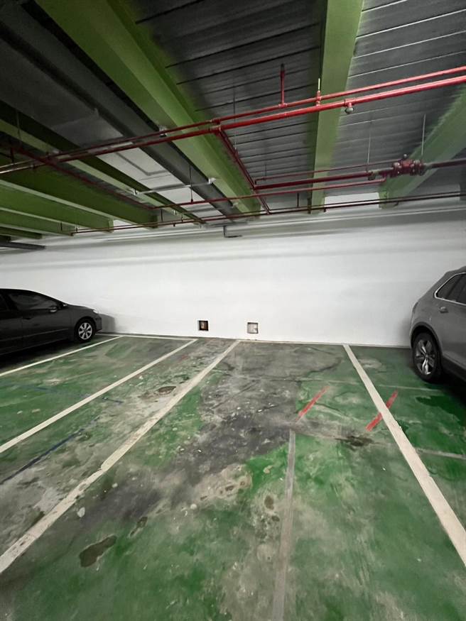 民進黨台北市議員林延鳳踢爆，客委會15日起，開放客家文化中心地下停車場對外開放臨時停車，但地板破損程度完全不像「首日開放」。（台北市議員林延鳳提供／劉彥宜台北傳真）