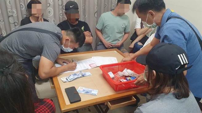 高雄冈山警方到梓官区侦破一处职业赌场。（翻摄照片／林瑞益高雄传真）