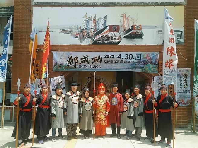 鹿耳社区第13年举办重现郑成功登陆活动，今年添购兵器与战甲，更逼真还原郑成功开臺战役。（蔡登进提供／程炳璋台南传真）