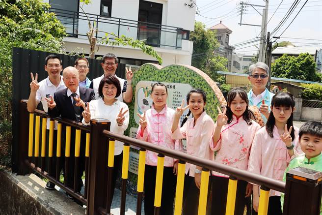 今正式竣工启用，嘉义市长黄敏惠与宣信国小师生一起走在新建仿糯米桥的人行桥上，欢庆古时南田古道往来必经交通要道重现风貌。（吕妍庭摄）