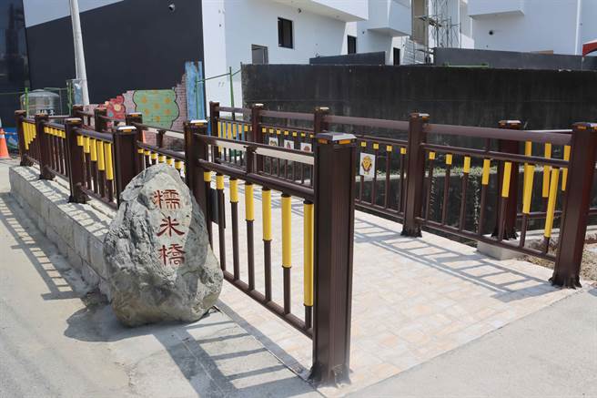 工务处在糯米桥上游新建仿糯米桥拱型桥体之人行桥、更新周边栏杆及解说牌等。（吕妍庭摄）