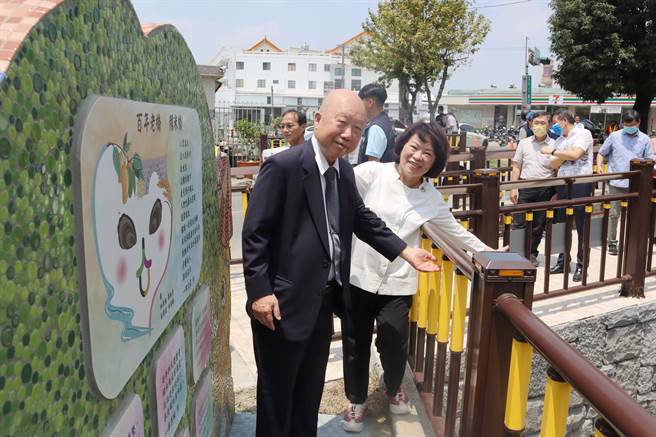 今揭牌启用典礼特别请到当年捐资建造糯米桥地方仕绅赖时辉后代前来见证。（吕妍庭摄）