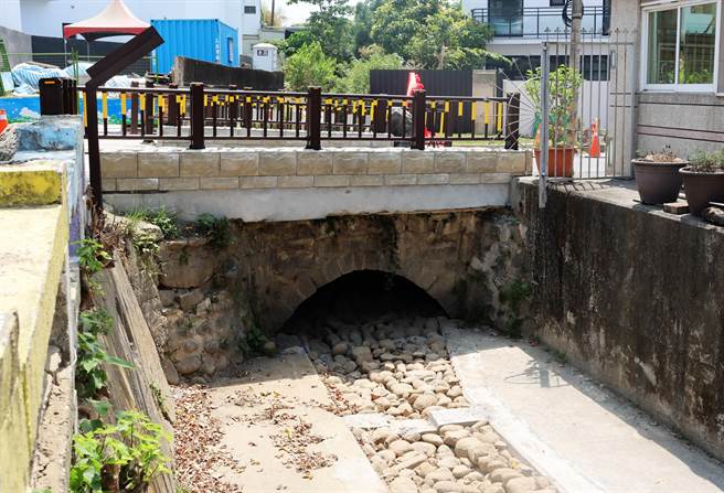 159年歷史的嘉义市定古蹟道爷圳糯米桥就在新建人行桥的下方。（吕妍庭摄）