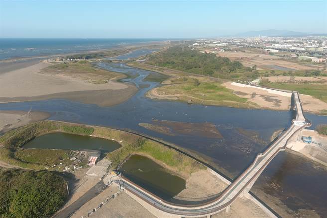 桃园许厝港自行车景观大桥17日启用。(桃园海管处提供／吕筱蝉桃园传真)