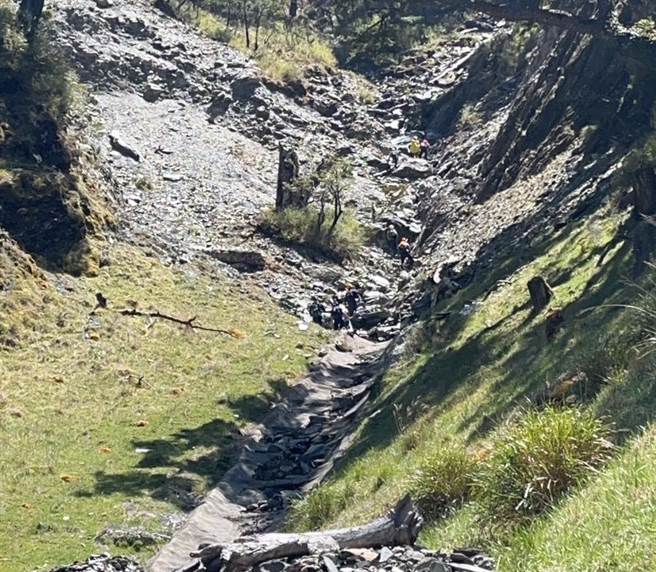 有民眾于17日上午10时许到高雄市桃源区塔关山北峰（图）爬山，一名女子不慎坠落。（翻摄照片／林瑞益高雄传真）