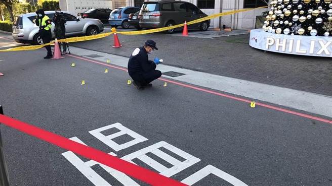 彰化县詹姓男子去年底持突击步枪，至台中某电子游艺场扫射后，向台南警方投案，台中地检署依杀人未遂罪嫌将詹男起诉。（读者提供／张妍溱台中传真）