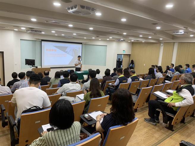 家长团体关心屏科实中设置，期盼解决资优生出走现象。(锺佳滨提供)