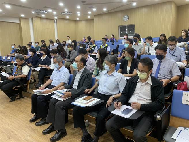 家长团体关心屏科实中设置，期盼解决资优生出走现象。(锺佳滨提供)