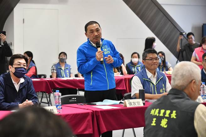 新北市长侯友宜到树林区与里长座谈，树林区里长联谊会会长廖文斌期望市长未来更上一层楼。（陈慰慈摄）