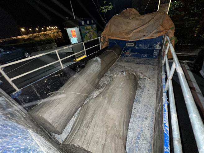 警方现场查扣2根木头为台湾肖楠贵重木，重约630公斤。（警方提供／李京升苗栗传真）