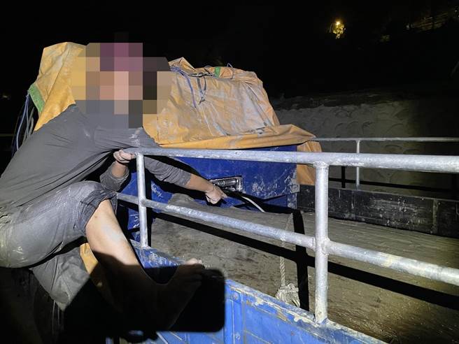 李嫌摸黑偷肖楠木被眼尖巡逻员警逮到。（民眾提供／李京升苗栗传真）