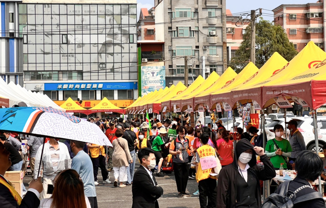 永慶房產集團加盟四品牌台南區經管會贊助創世舉辦「大手拉小手公益園遊會」，當日園遊會人潮絡繹不絕，與民眾一起共度歡樂公益時光，為植物人家庭送暖。(圖/永慶房產集團提供)