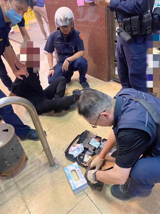 新北市汐止区1名无业的27岁李姓男子14日晚间持空气枪射破娃娃机玻璃后随即离开，但10分钟后警方即逮捕犯嫌当场查获2把空气枪。（简铭柱翻摄）